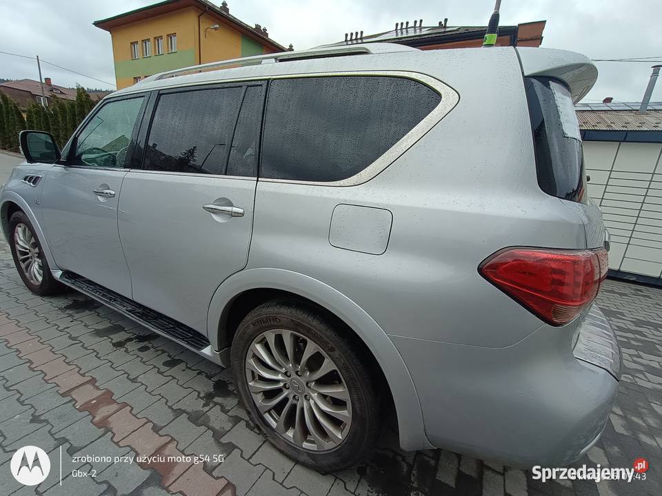 Srebrne Infiniti QX 80 z fotelami kapitańskimi Warszawa
