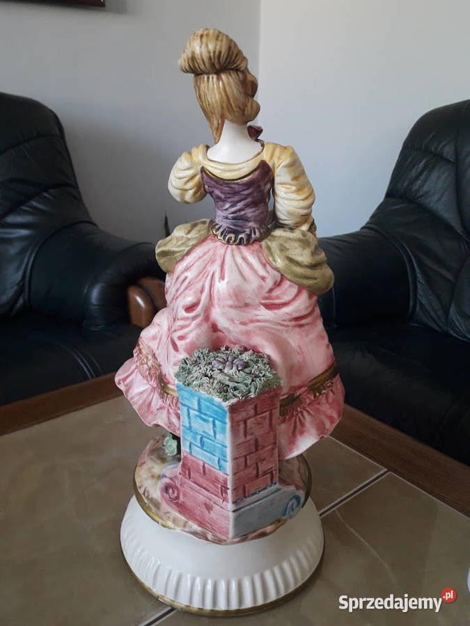 Duża figurka porcelanowa dama z koszem kwiatów Janów Lubelski