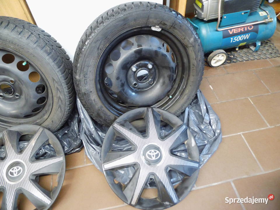 Koła z oponami zimowymi i kołpakami Toyota
