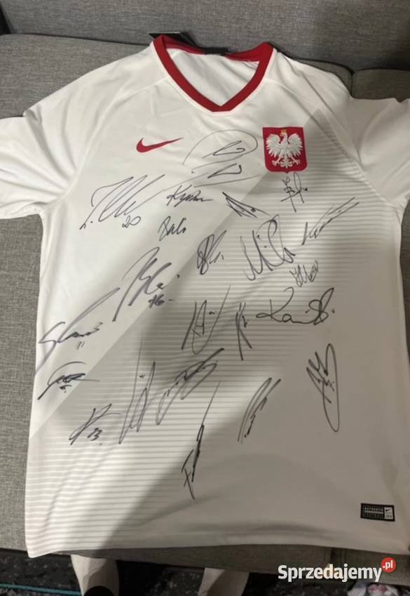 Sprzedam koszulkę z autografami całej drużyny sprzedam