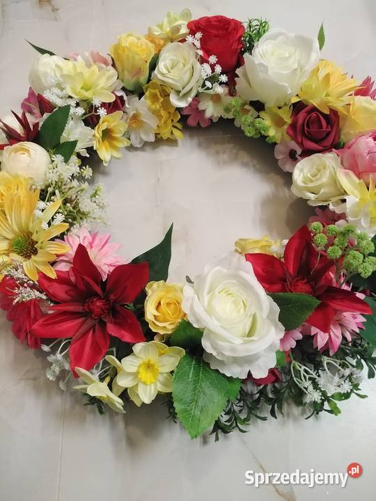 Wianek wiosenny na drzwi