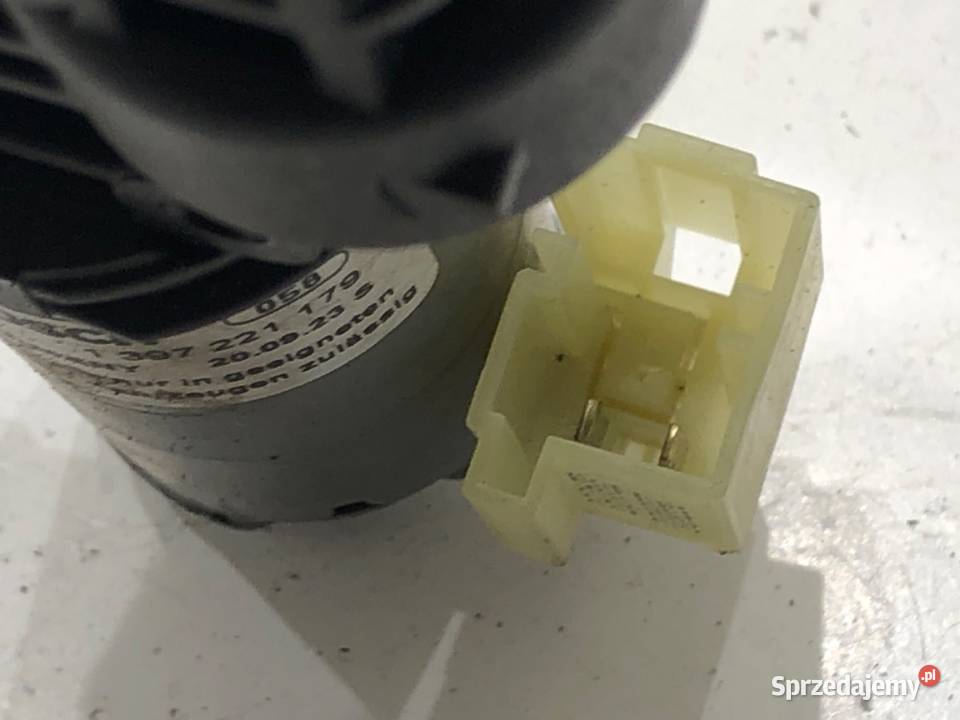 ZAWIAS KLAPY PRAWY TYŁ AUDI A6 C8 Kombi