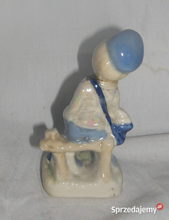 figurka vintage chłopiec z torbaBDvin sprzedam