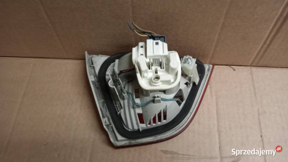 BMW E90 FL SEDAN LAMPA TYŁ PRAWA W KLAPĘ LED osobowe Zbierkowo sprzedam
