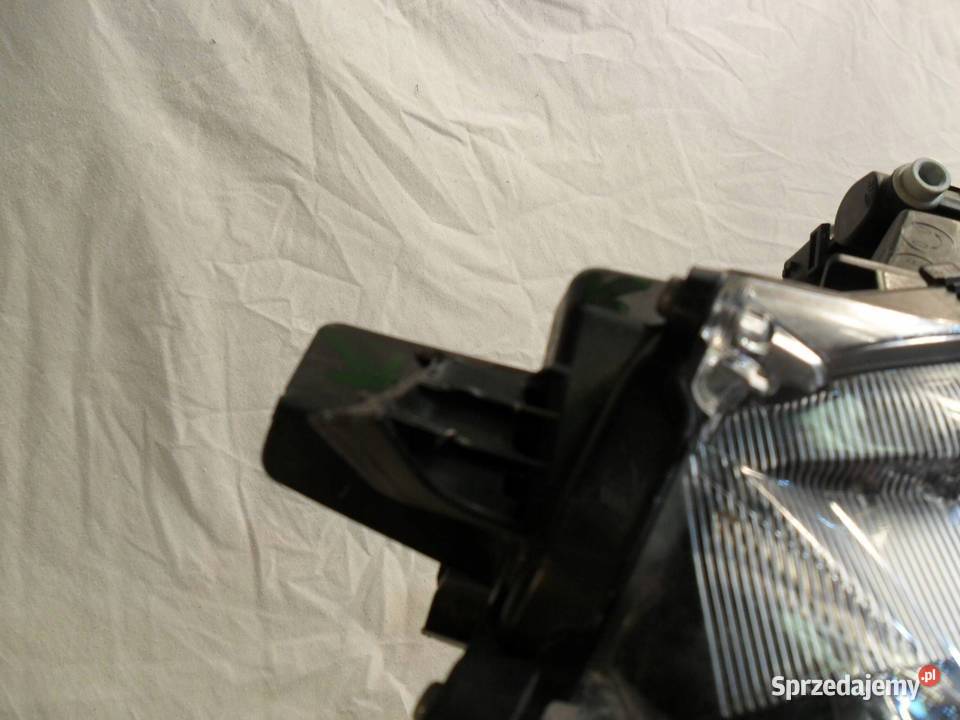 REFLEKTOR PRZÓD STRONA PRAWA TOYOTA YARIS CROSS