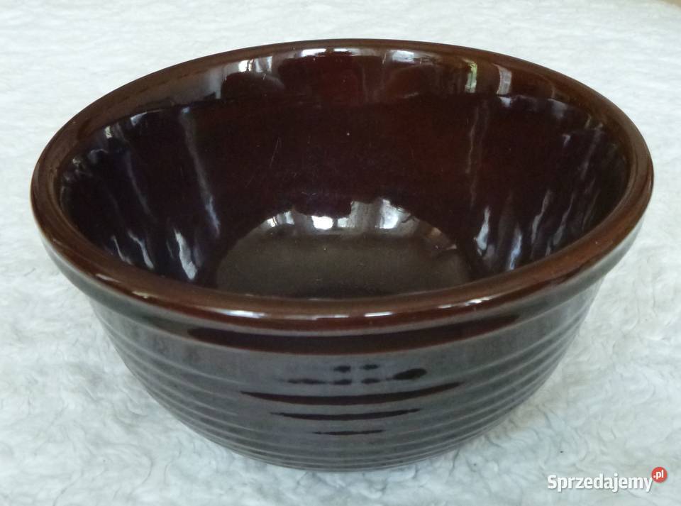 Brązowa ceramiczna miska salaterka