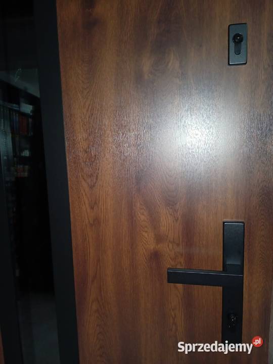 Drzwi zewnętrzne ręki w magazynie wysyłka Antonów