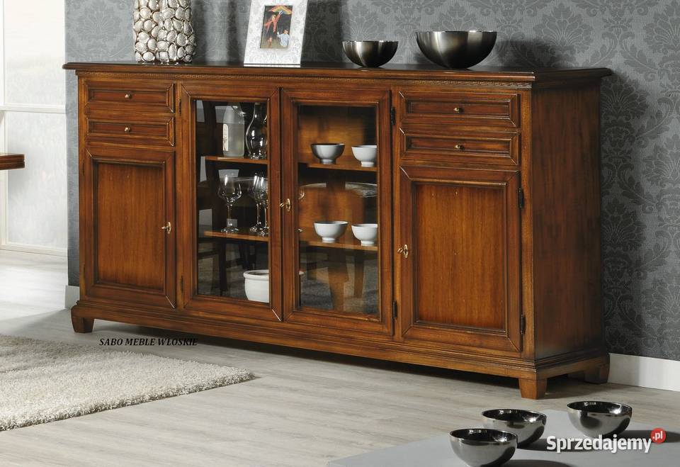 Klasyczna komoda drewniana ze szklanymi drzwiami