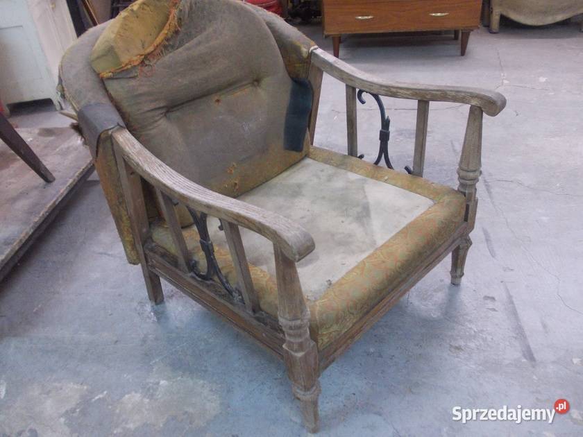 Stary drewniany fotel do renowacji