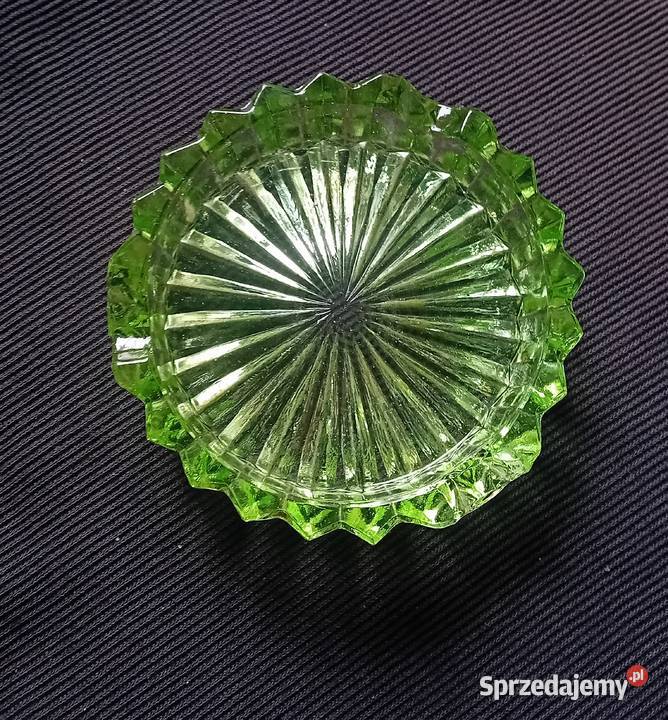 Szklana popielniczka w kolorze zieleni uranowej Koźminek