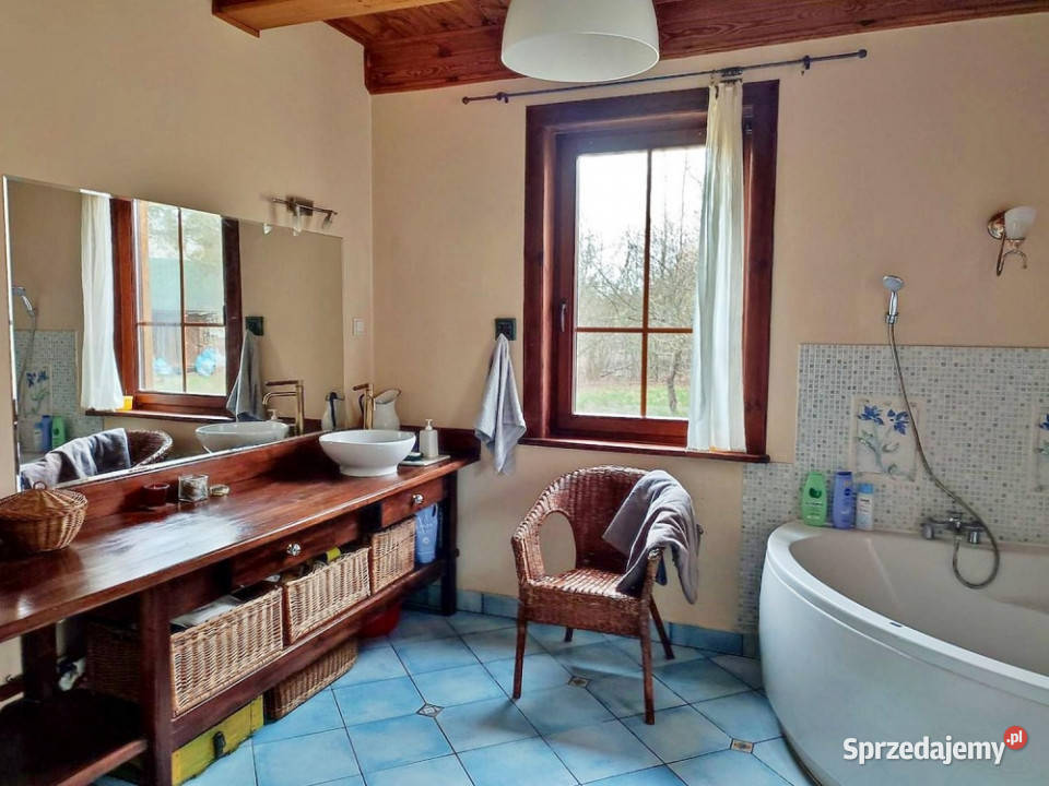 Drewniany dom w małej wiosce w lesie 35 centrum Dębe Wielkie