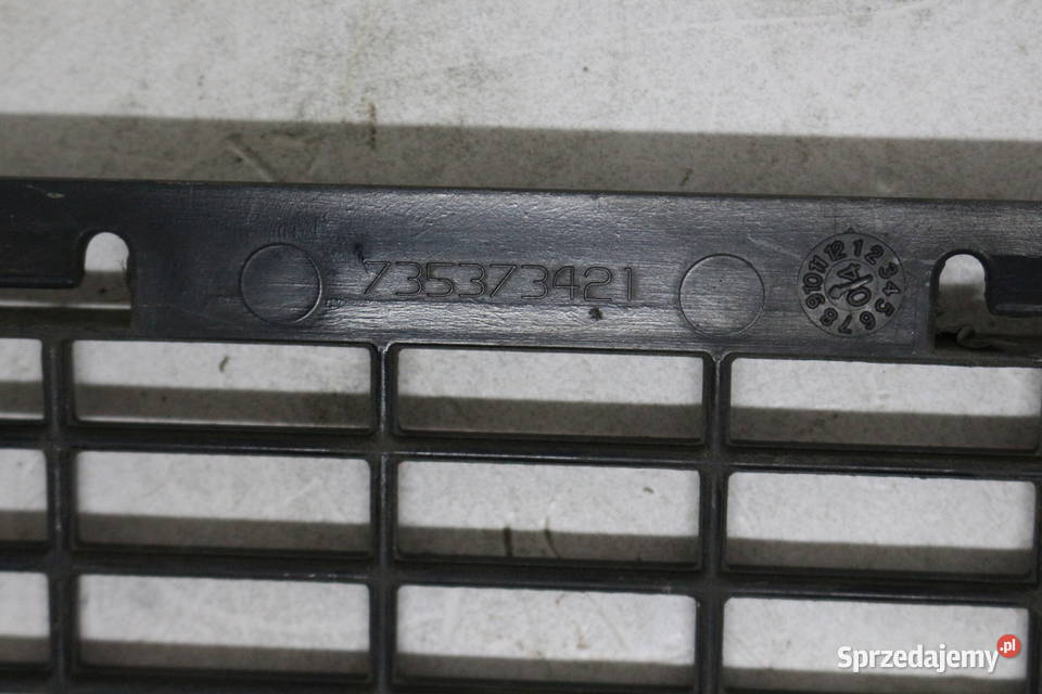 FIAT CROMA 2 KRATKA ZDERZAKA ŚRODEK 735373421
