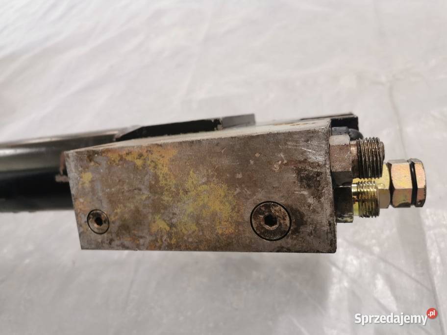 Siłownik wysuwu ramienia CAT TH 330