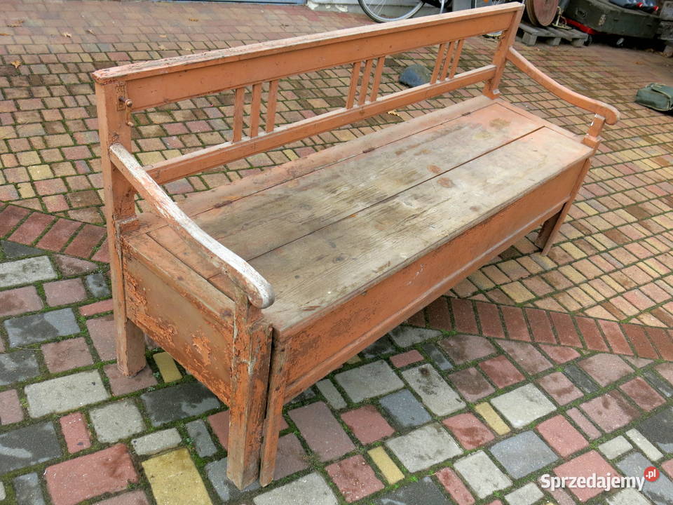 Stara zabytkowa wiejska ławka z możliwością spania.