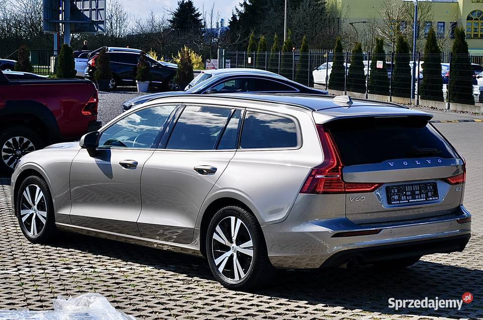 Volvo V60 B3 MOMENTUM 20 benzyna 163 2020r FV 23 Goleniów