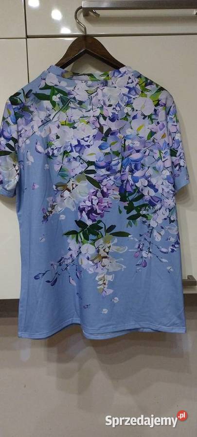 Bluzka z krótkimi rękawami na niebieskim tle