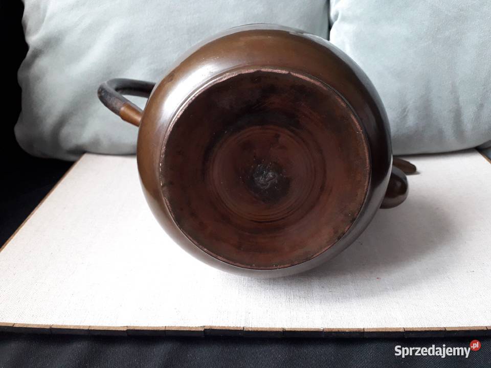 Zabytkowy metalowy dzban Koło