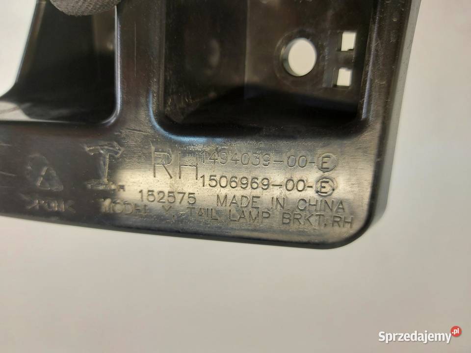 TESLA MODEL Y 2024r ŚLIZG WSPORNIK LAMPY PRAWY Części montażowe