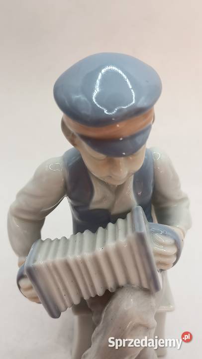 Figurka porcelana chłopiec z akordeonem Zamość