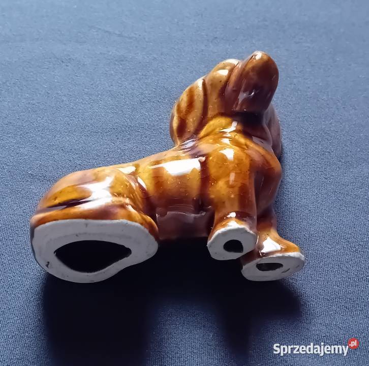 Figurka z porcelitu siedzący piesek jamnik PRL Koźminek sprzedam