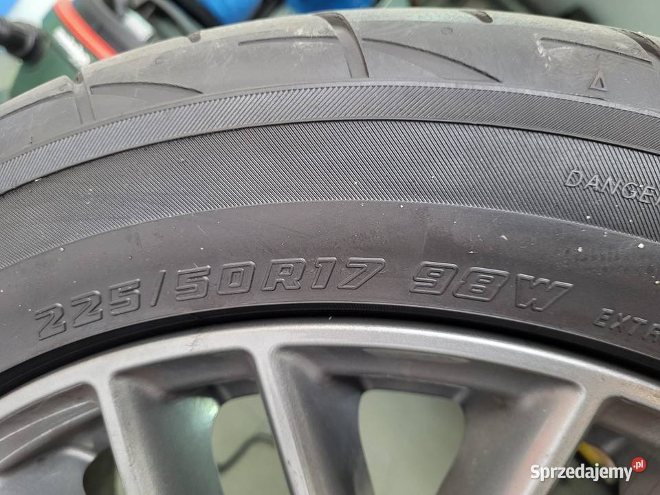 Yokohama Advan Fleva V701 22550 R17 98 W kpl 4