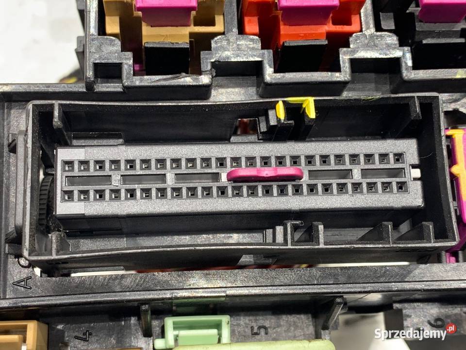 SKRZYNKA BEZPIECZNIKÓW AUDI A7 4G Hatchback 1018