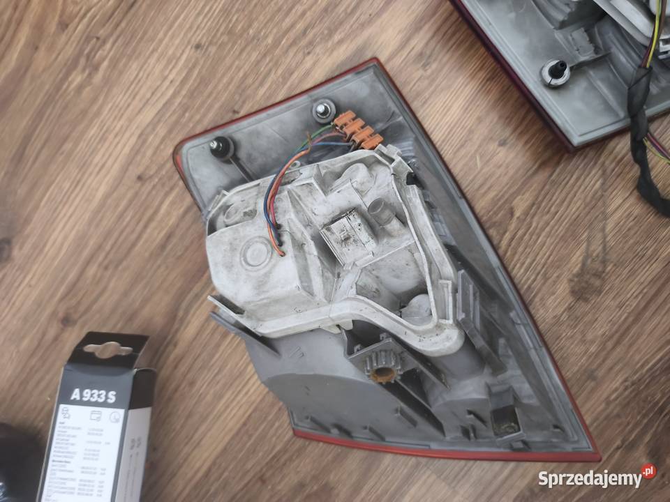 Sprzedam komplet lamp tył audi a4 B7 kombi 4