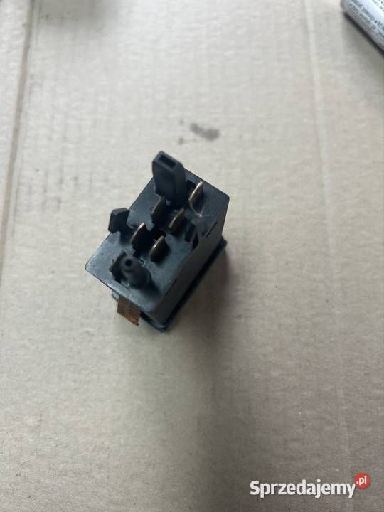 Włącznik podgrzewania tylnej szyby Passat b5 osobowe kujawsko-pomorskie