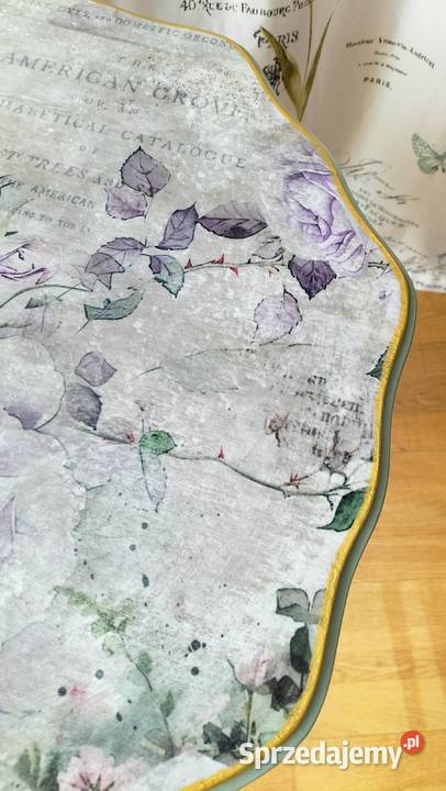 Stolik kawowy i dwa krzesła