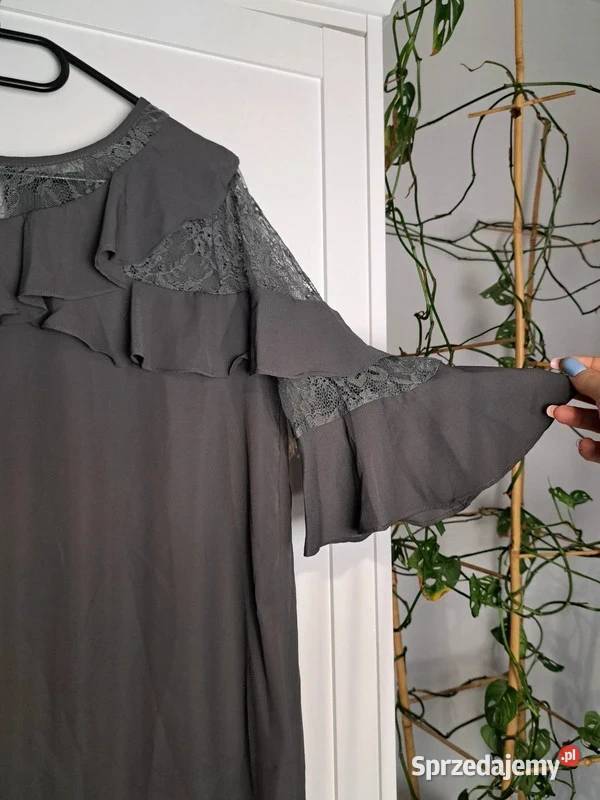 Szara bluzka z koronką i falbanami marki Pleione Bluzki i koszule Trąbki Wielkie