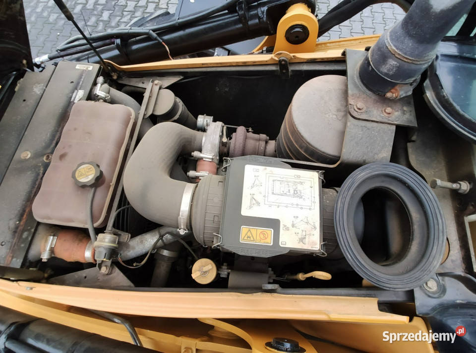 na równych kołach Caterpillar 444E Premier Widełki