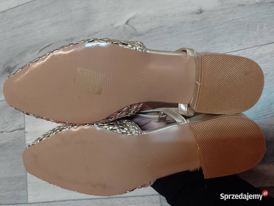 38 Złote plecione czółenka wieczorowe z odkrytą