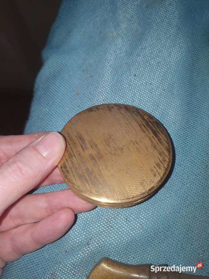 Stara mosiężna puderniczka antyk z lusterkiem i