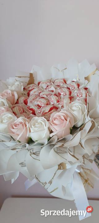 Bukiet jadalny bukiet ze słodyczy Raffaello róże Warszawa