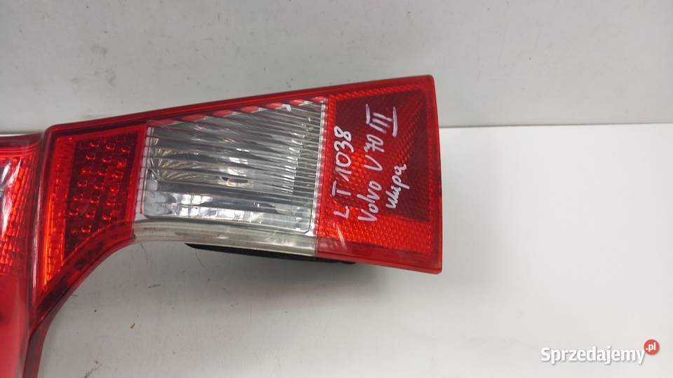 VOLVO V70 III KOMBI LAMPA TYŁ LEWA W KLAPĘ Zbierkowo