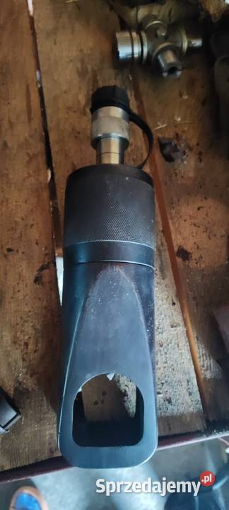 Przecinak hydrauliczny do nakrętek z pompą