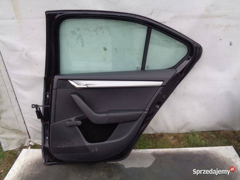 DRZWI PRAWE TYŁ SKODA OCTAVIA III SEDAN LF9R 12 osobowe