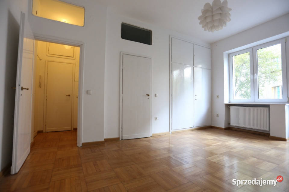Klimatyczna kawalerka na Powiślu w kamienicy z balkon Warszawa
