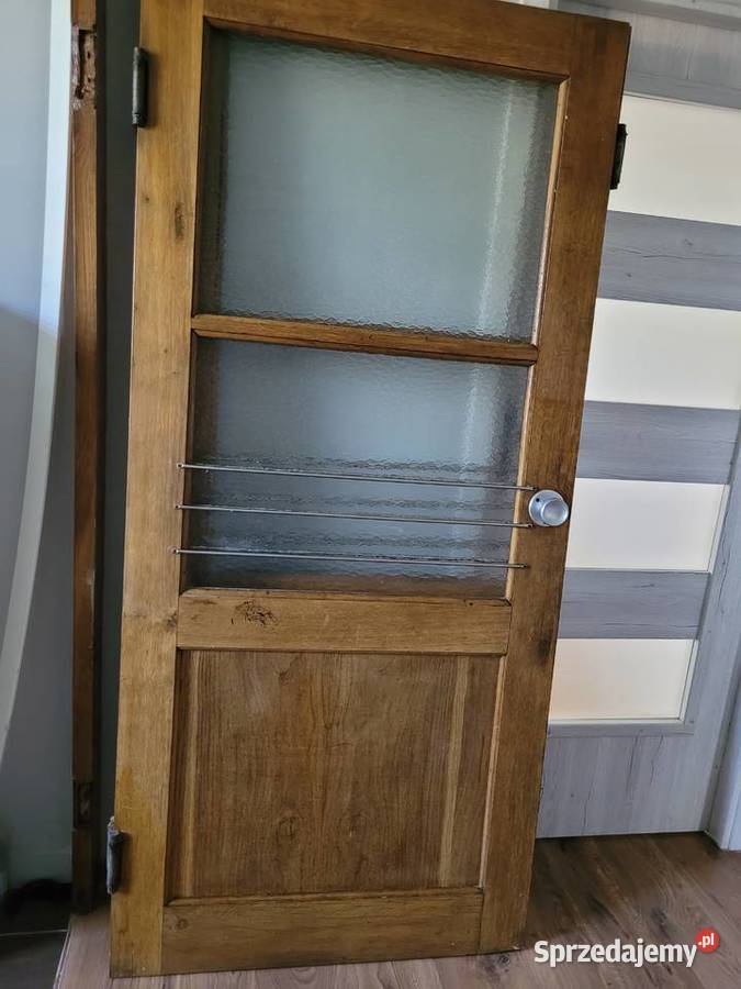 Stare solidne drzwi wahadłowe