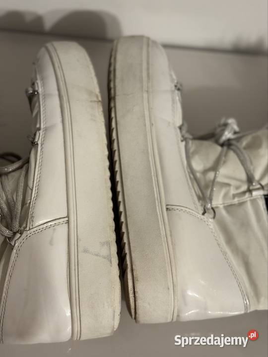 Białe śniegowce z futerkiem