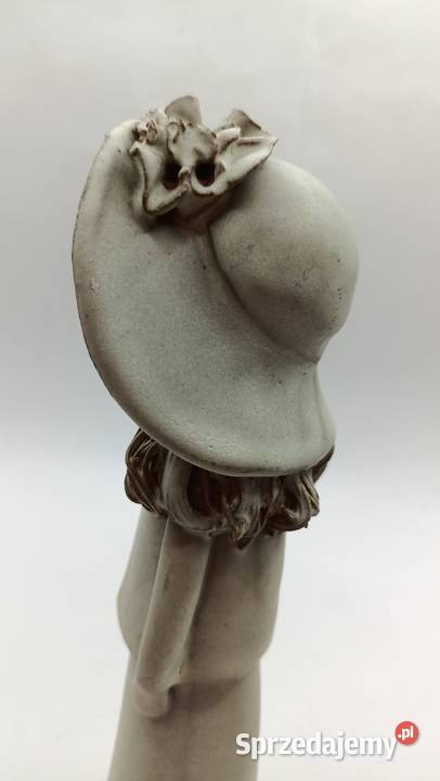 Ceramika kobieta bez twarzy w dużym kapeluszu Zamość