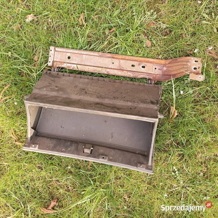 Nissan Serena schowek pasażera 97r Skoczów