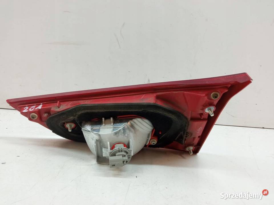 LAMPA TYŁ W KLAPĘ LEWA KOMBI E18 Toyota Auris II