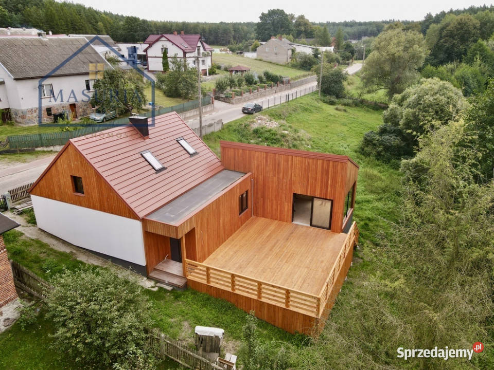 Dom wodą z linią brzegową jeziora Klonowskiego