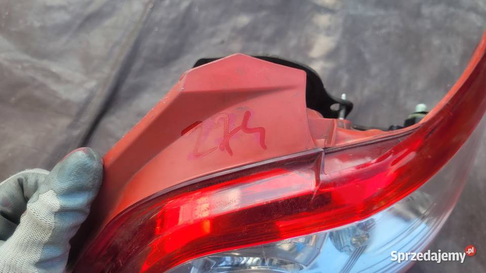 TOYOTA AURIS E15 LIFT 10 LAMPA TYLNA PRAWA Lampy tylne Ruda Śląska
