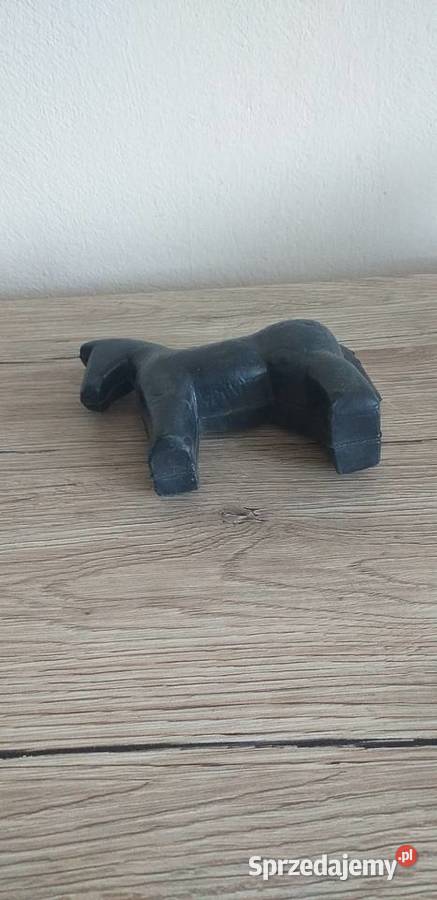 Plastikowy konik z prl Porcelana i szkło