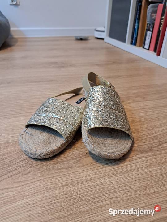 Złote espadryle na koturnie z brokatem i paskiem Trąbki Wielkie sprzedam