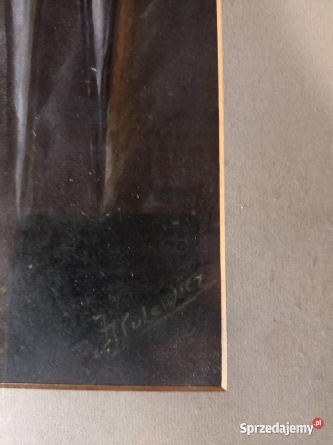 Trzy białe postacie w mroku