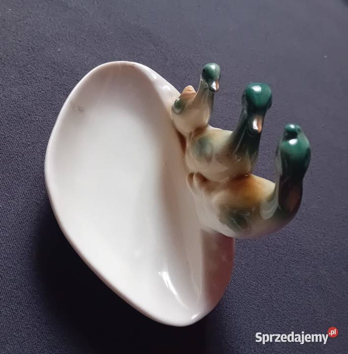 Secesyjna opielniczka przybornik z figurkami Porcelana i szkło