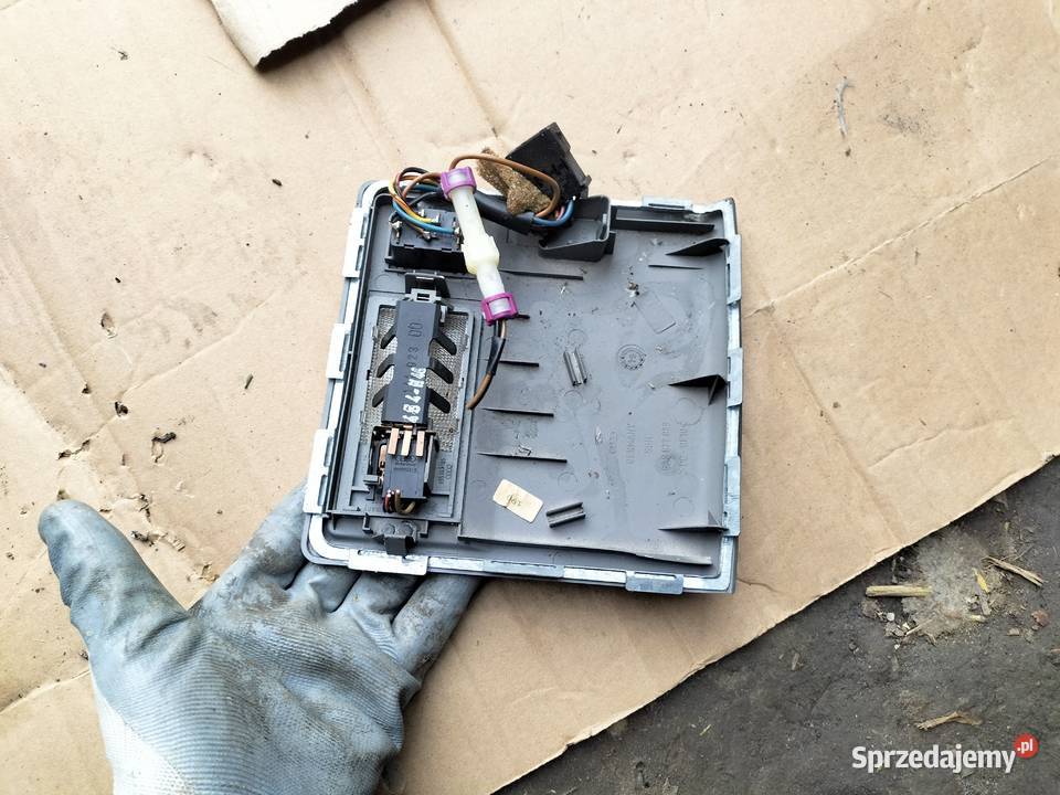 AUDI 80B4 LAMPKA WNĘTRZA OŚWIETLENIE KABINY